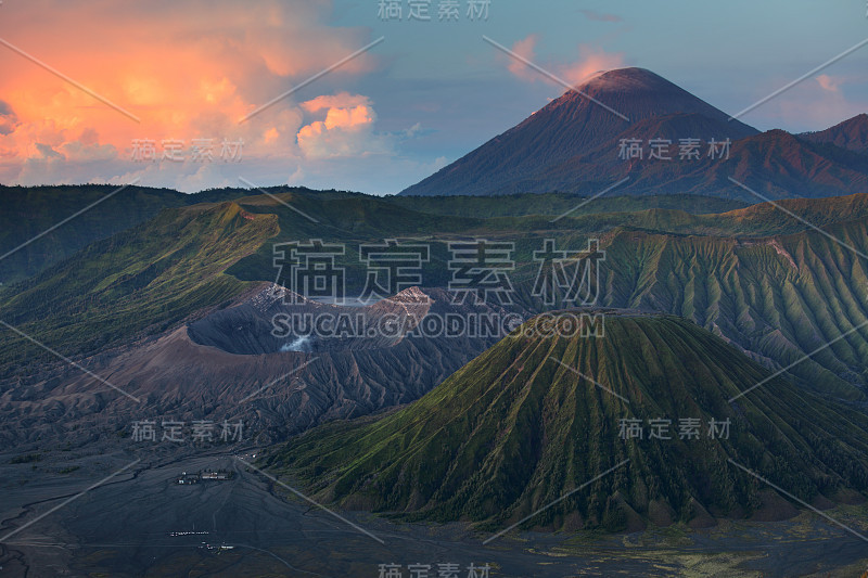 日出时的溴火山