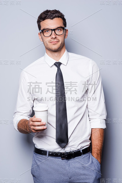 休息时间喝咖啡。