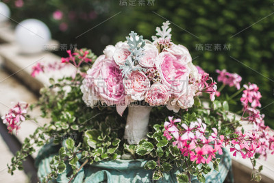 精致的粉红色新娘花束