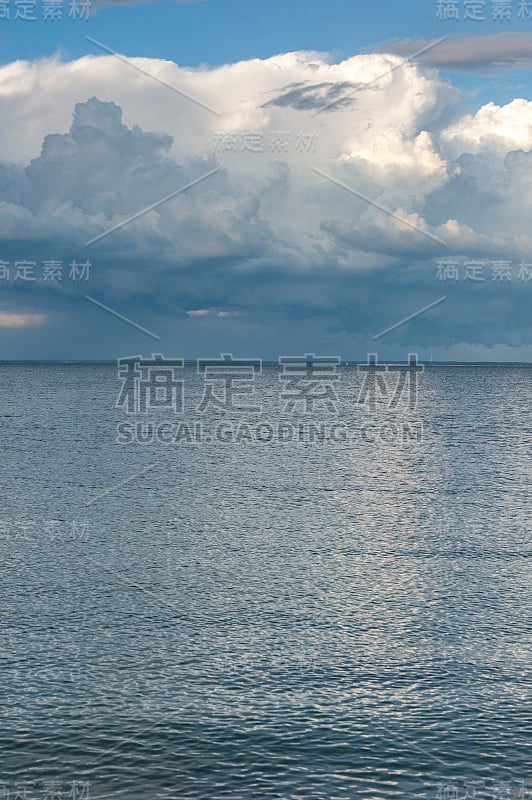 雷雨穿过秃鹰湾