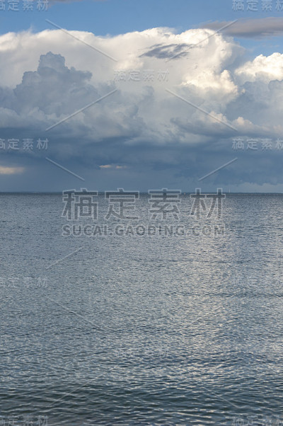 雷雨穿过秃鹰湾