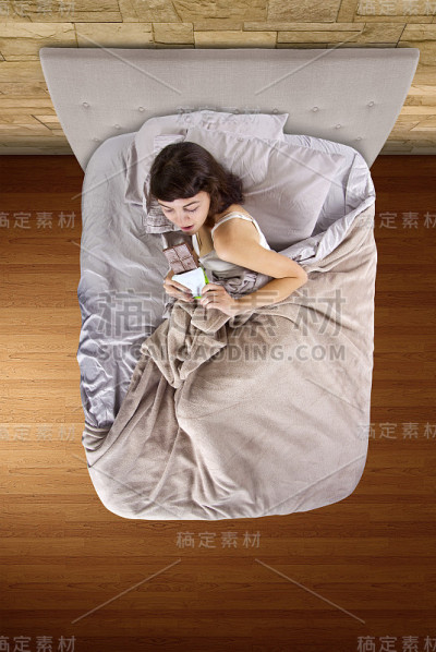 青少年在睡前吃垃圾食品