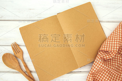 白色木板上的棕色食谱烹饪书