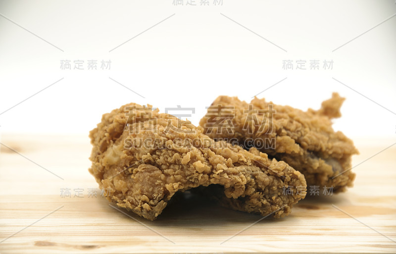 桌子上有两片炸鸡