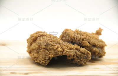 桌子上有两片炸鸡