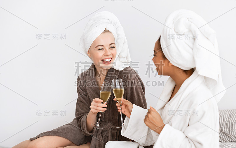 两个迷人的女友在家做spa，喝香槟