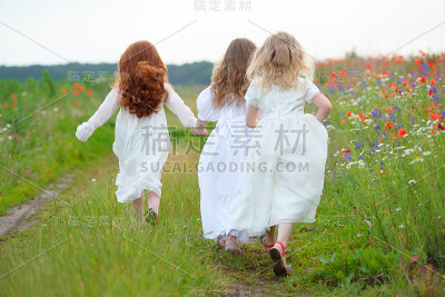 三个年轻人在田野里奔跑