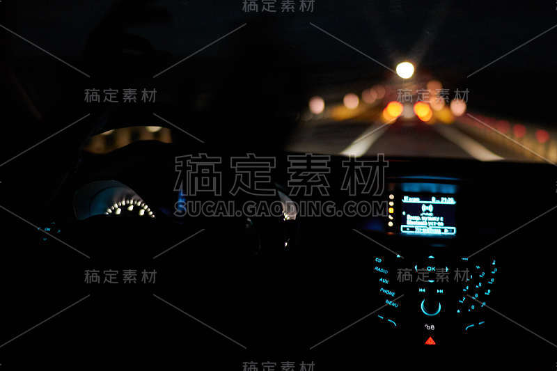 开车，夜间高速公路