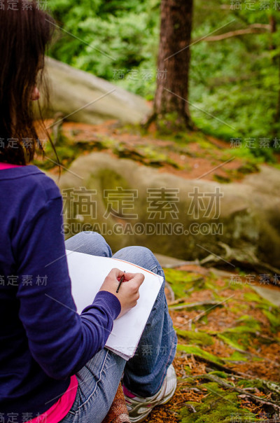 年轻漂亮的女孩