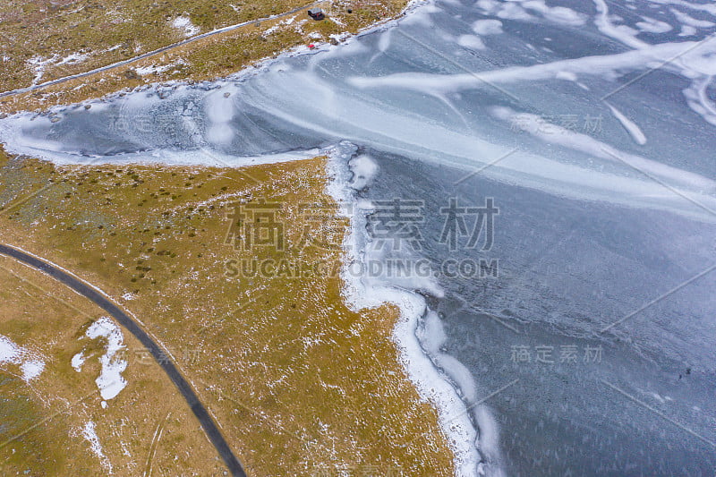 冰川鸟瞰图。欧洲挪威诺德兰郡罗浮敦群岛的冰湖。白雪皑皑的山峦和树木，是冬季自然景观的背景。著名的旅游