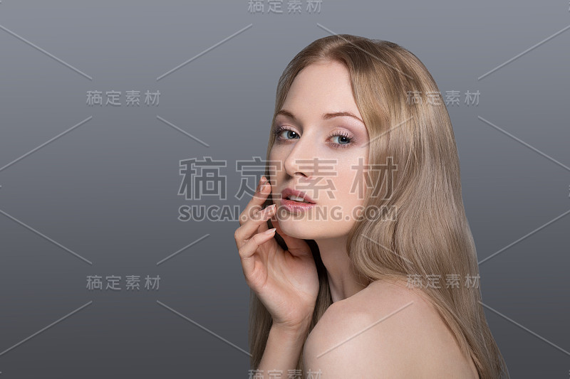 对她的能力有信心。微笑的年轻金发女人