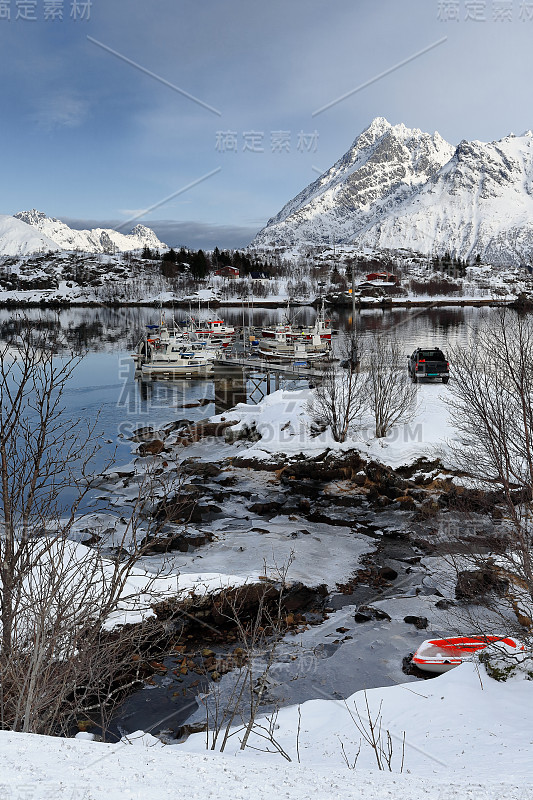 从锡尔德波利约纳湾的底部向东北方向望去。Austnesfjorden-Austvagoya-Nord