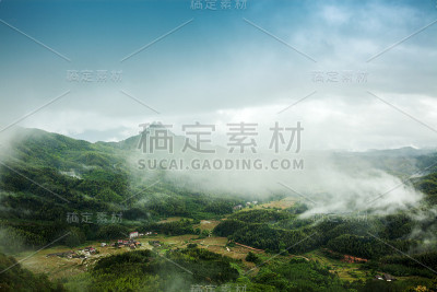 山谷中的村庄