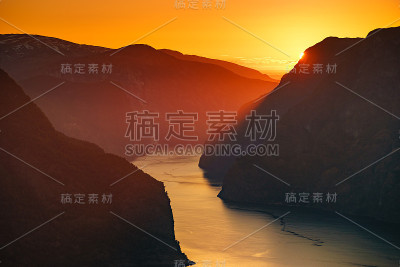 日落时的峡湾景观，挪威