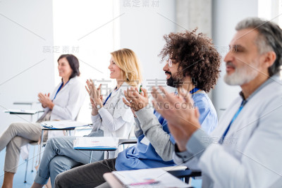 一组医生在听医学会议介绍。
