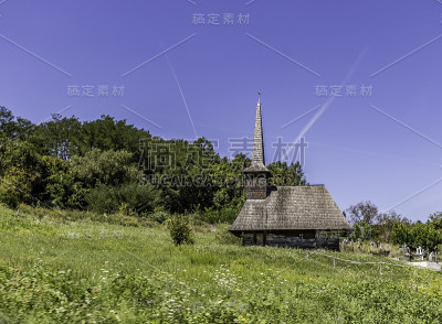 乡村风景中的木制教堂