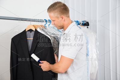 用棉绒滚筒清洁灰尘