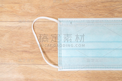 带橡胶耳带的外科口罩。典型的三层外科口罩，用以覆盖口鼻。防止细菌滋生。保护的概念。