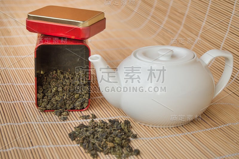 茶壶和一听传统亚洲绿茶松