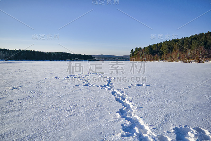 冬天的风景在日落的雪山森林湖。冬季森林。