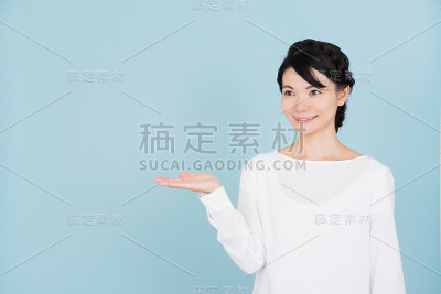 年轻女子担任向导