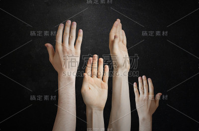 一组学生举手，要回答老师的问题，黑板背景