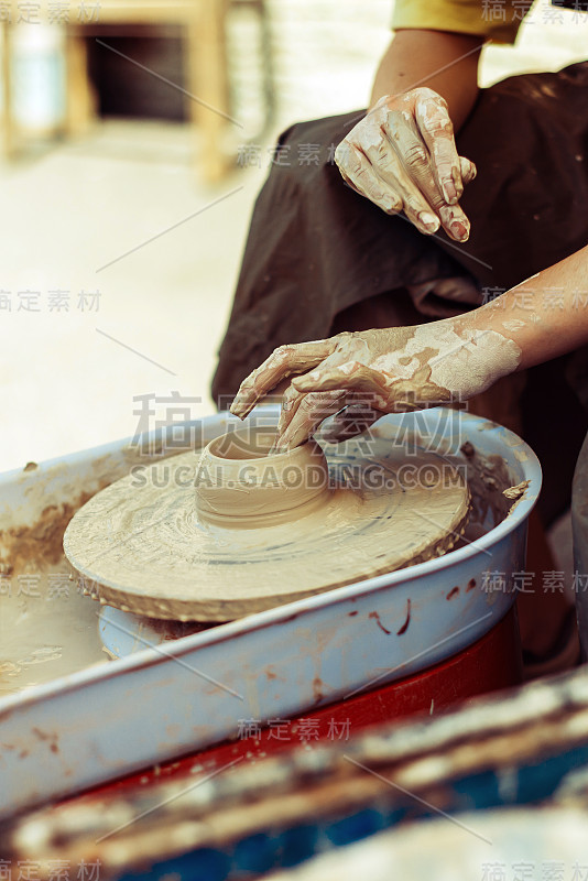 陶艺大师在街上做菜