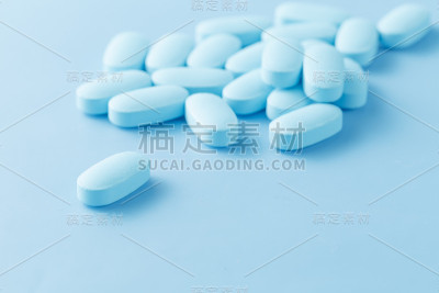 一堆蓝色的椭圆形小药丸