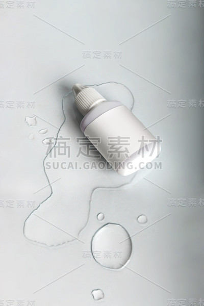 白色的瓶子在溢出的水