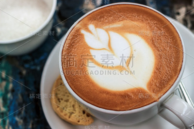叶子图案的拿铁咖啡