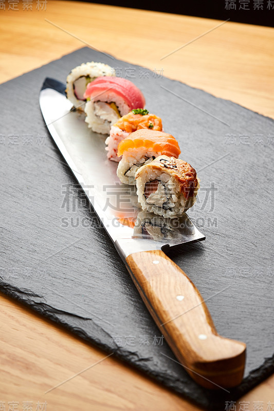 各种各样的寿司卷装在刀刃上。日本食品