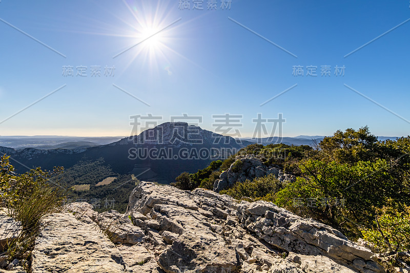 从Hortus山(Occitanie，法国)俯瞰Pic Saint-Loup