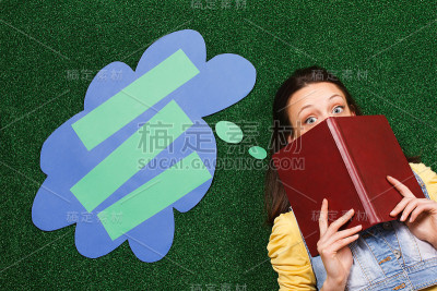女人躲在书后面思考