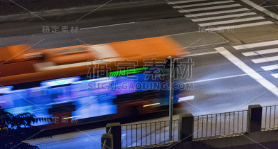 夜间模糊的公共汽车在街上行驶