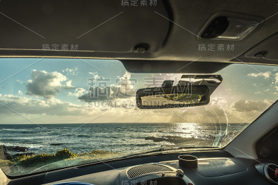 撒丁岛日落时分停在海边的车