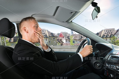 商人开车时打呵欠