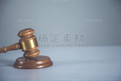 桌子上的木制裁判