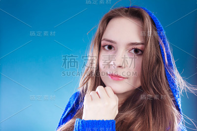 穿着毛衣的年轻女子。
