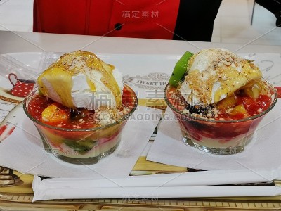 水果沙拉，冰淇淋，蜂蜜和坚果