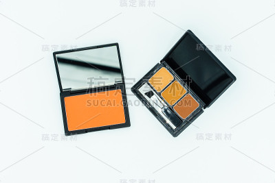 化妆刷和化妆品隔离在白色背景。