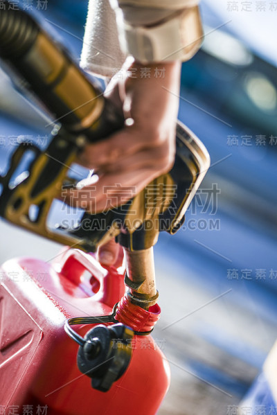 把汽油倒入罐中。