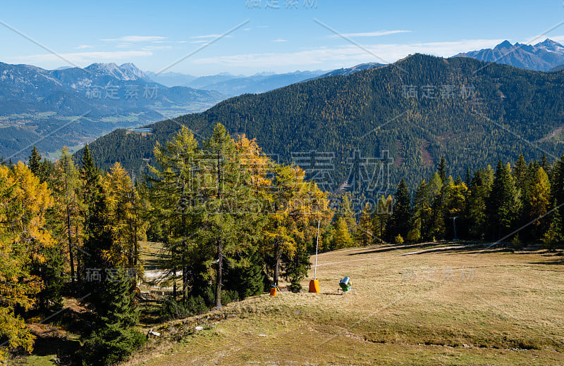 秋天宁静的阿尔卑斯山山景。施泰尔马克Reiteralm,奥地利。