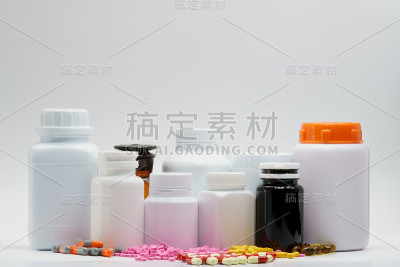 药丸和瓶子盖上白色背景