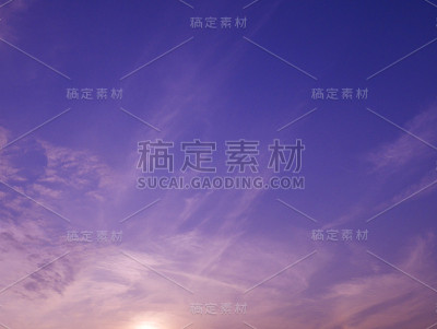 天空有戏剧性的多云日落和太阳