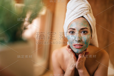 浴室里戴着面膜的美女肖像。