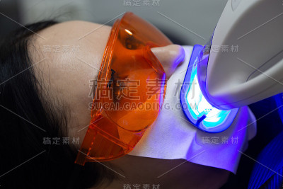 一个女人在牙医的牙齿美白预约