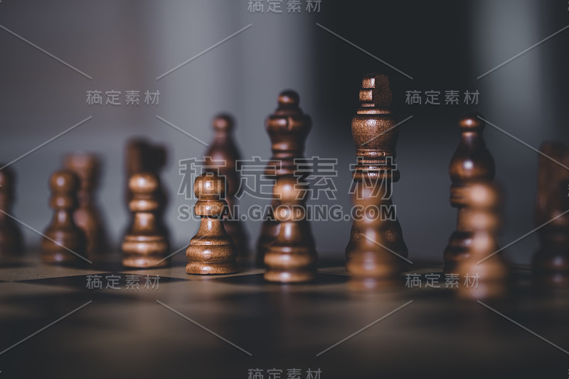 木质棋盘和棋子，光线较暗，景深较浅