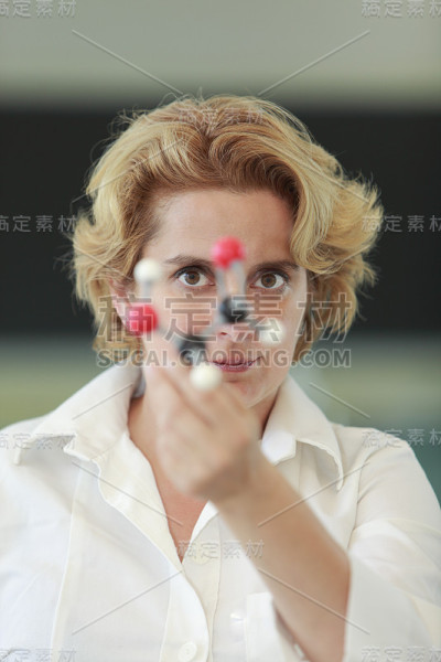 分析分子结构的女性研究员