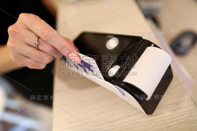 女人与电子机器