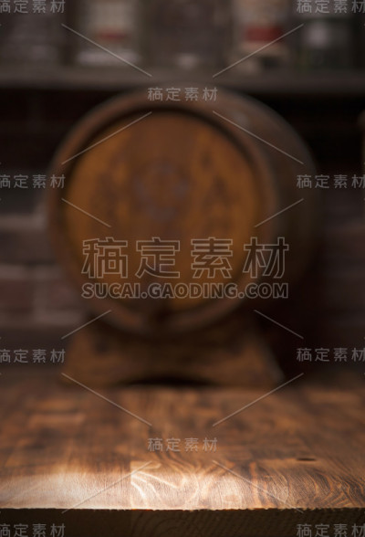 乡村的桌子上放着一桶威士忌。模糊栏背景